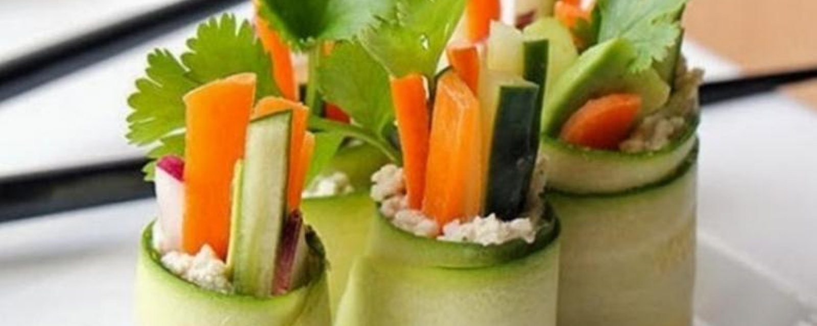 Rouleaux de courgettes accompagnés de petits légumes