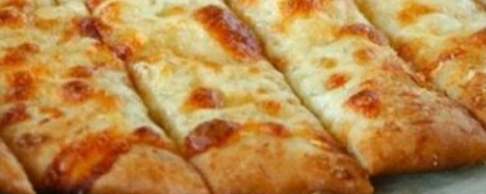 Bâtonnets au beurre à l'ail sur pâte à pizza