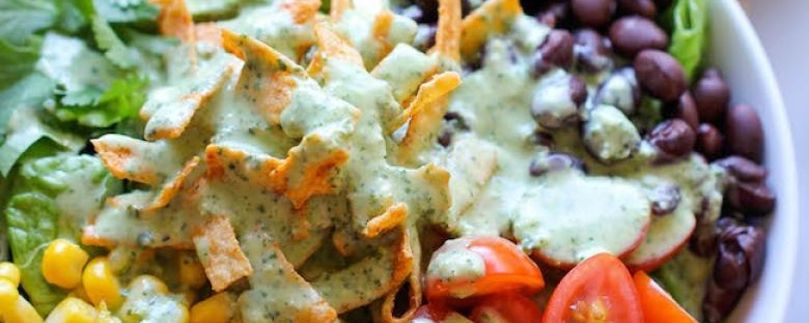 Une salade style Tex-Mex avec une vinaigrette incroyablement crémeuse  à la coriandre et yogourt grec
