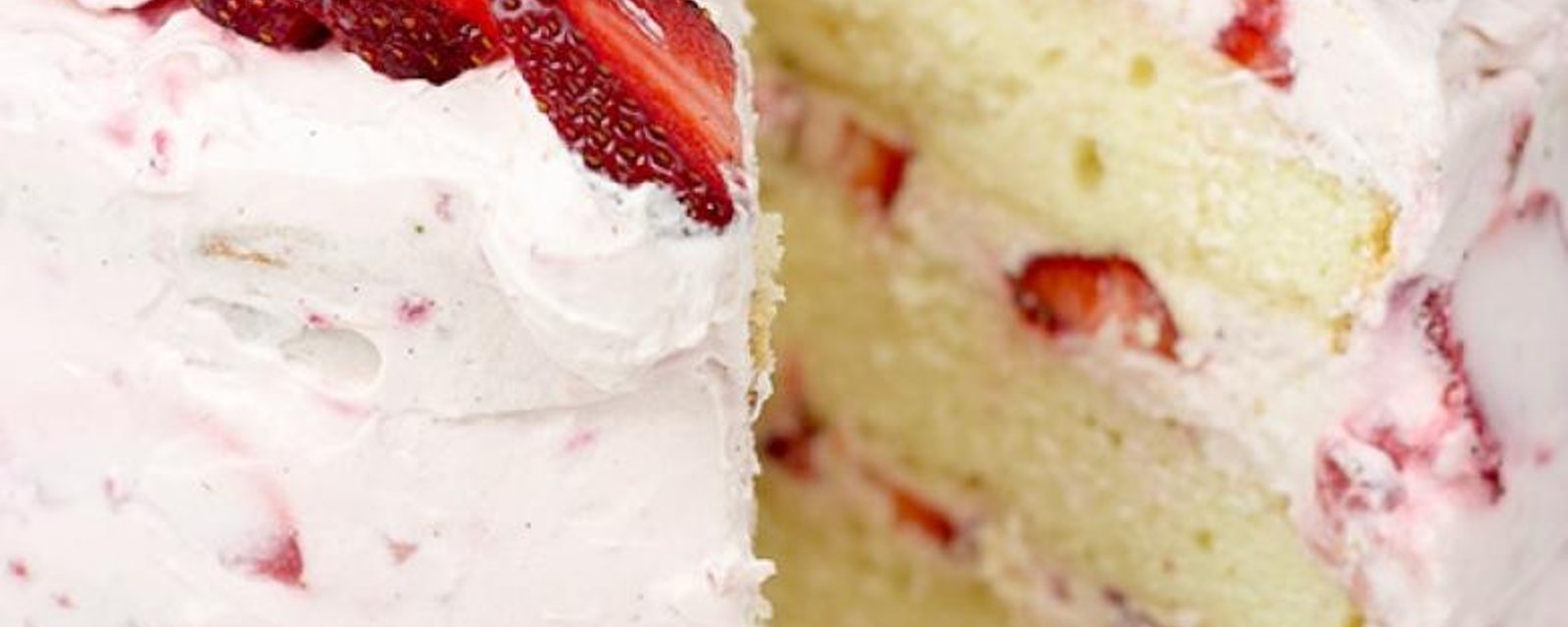 Gâteau aux  fraises fraîches nappées d'une crème  légèrement fouettée