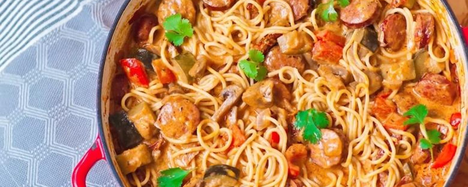 ​Spaghetti à la saucisse et aux légumes dans une sauce à la crème