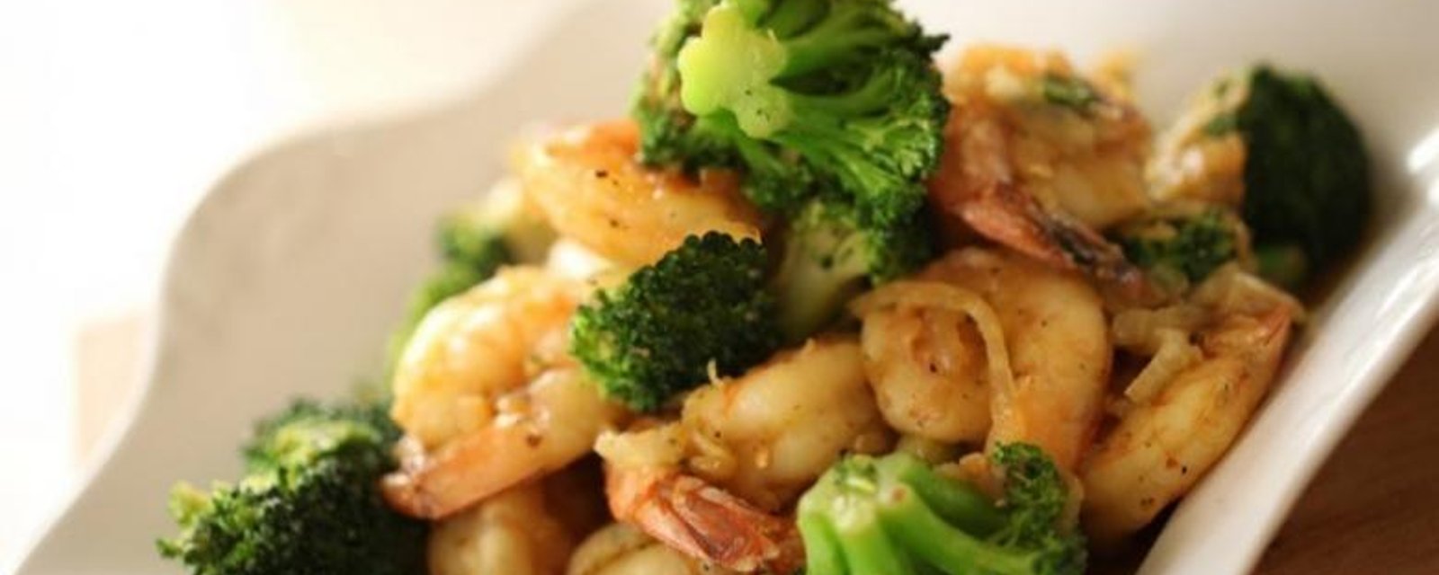 Sauté de crevettes et brocoli dans une savoureuse sauce au sésame facile