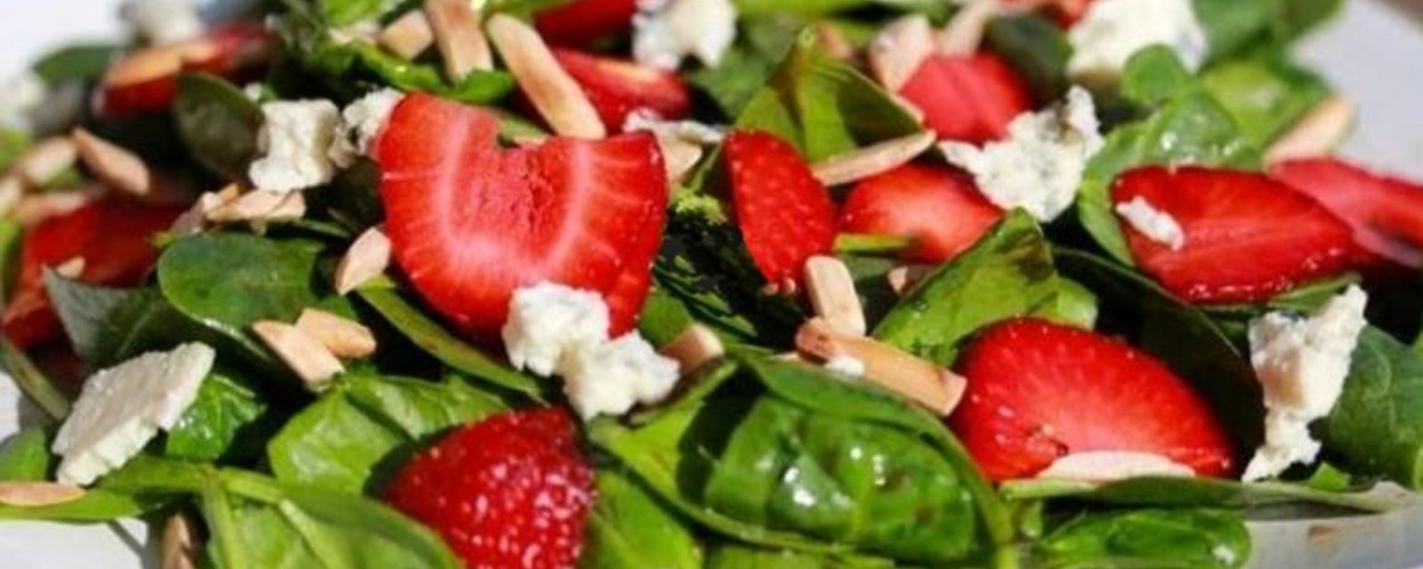 Salade d'épinards aux fraises et pacanes grillées
