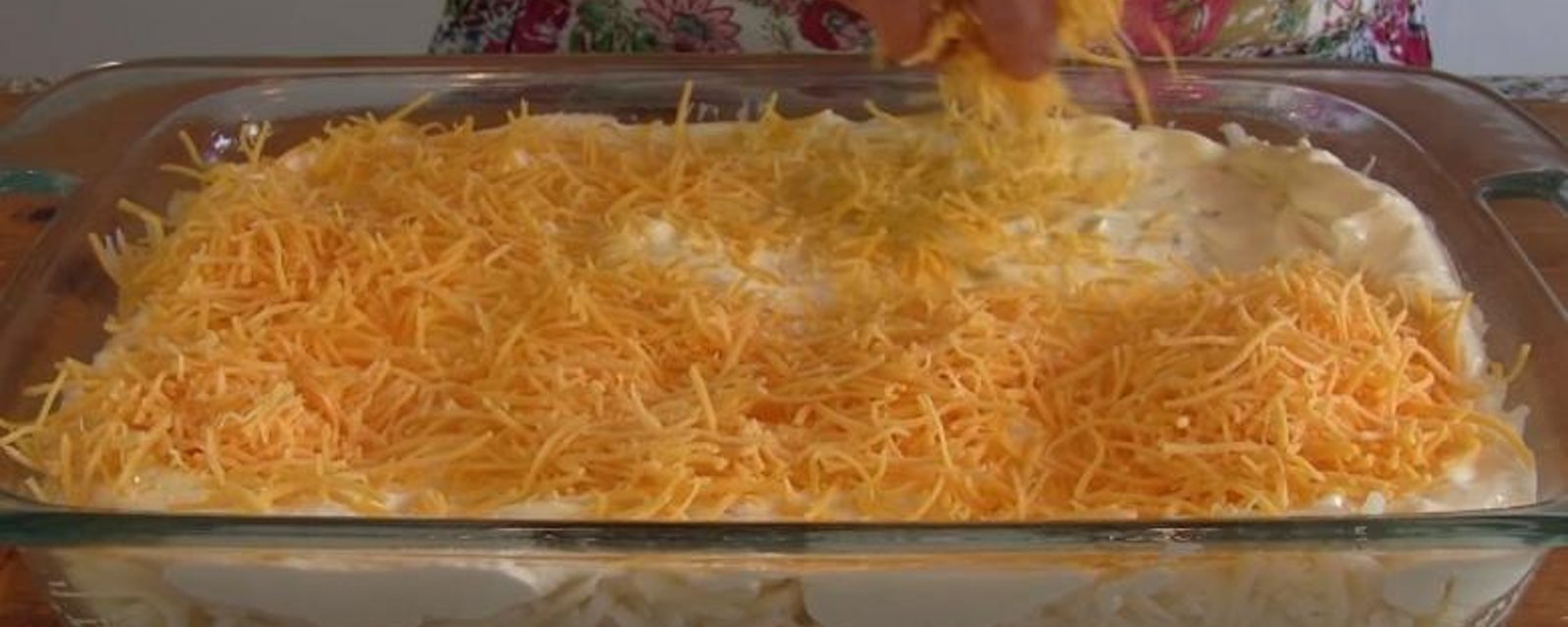 Saupoudrez de fromage vos pommes de terre hachées et recréez une recette secrète PARFAITE!