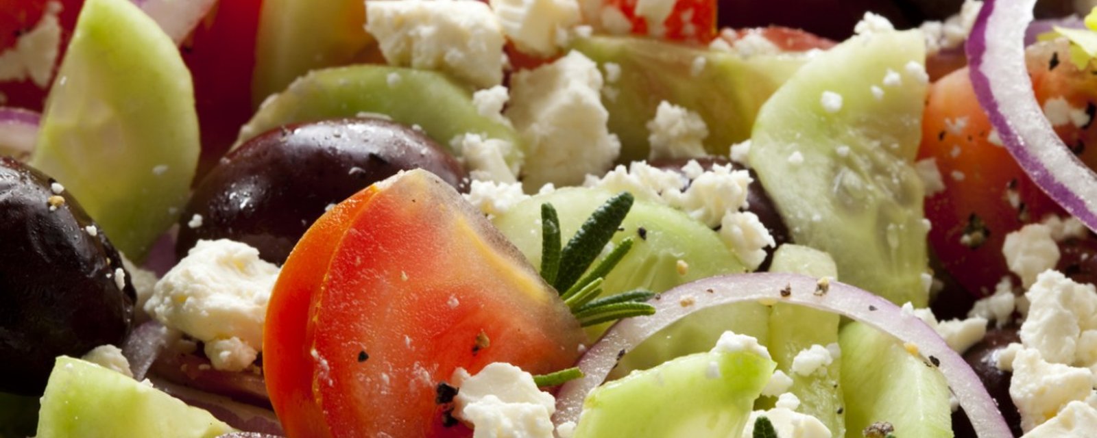 On l'adore... Voici une salade grecque facile et tellement savoureuse