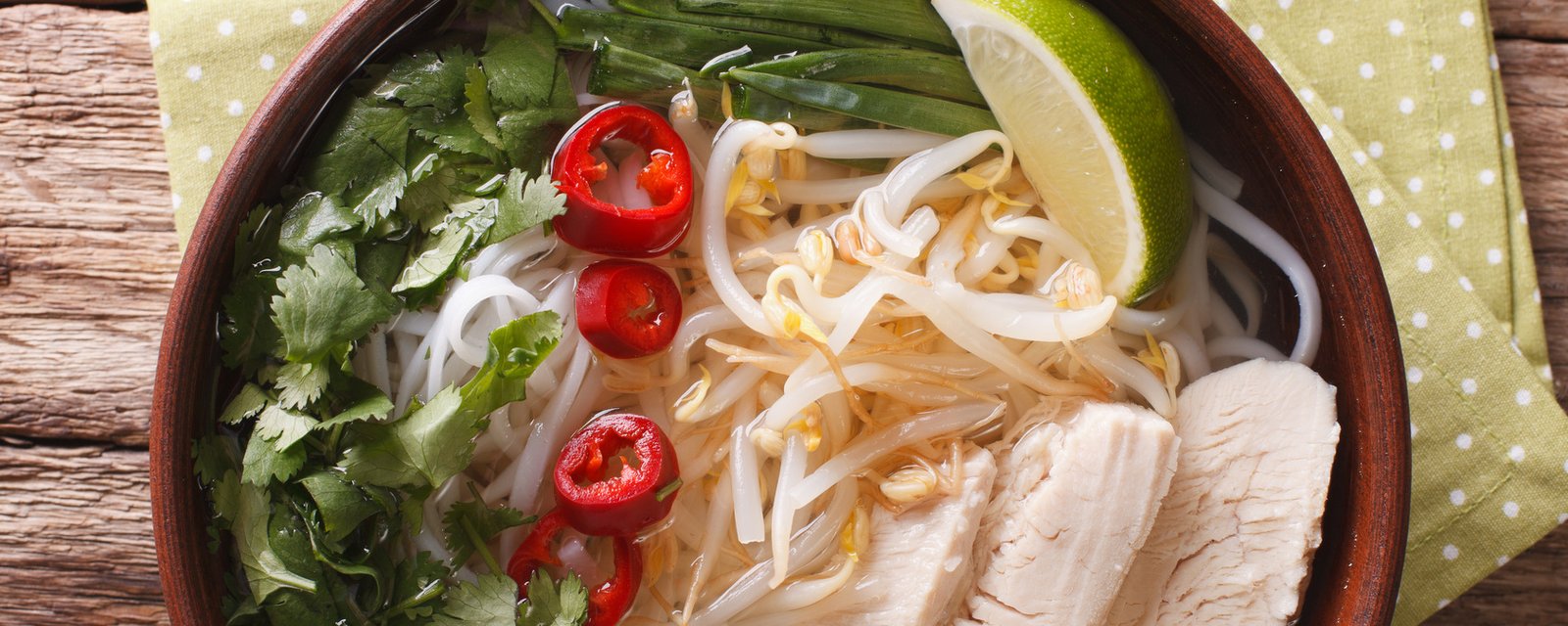 La soupe PHO au poulet, un classique vietnamien réinventé pour la mijoteuse!