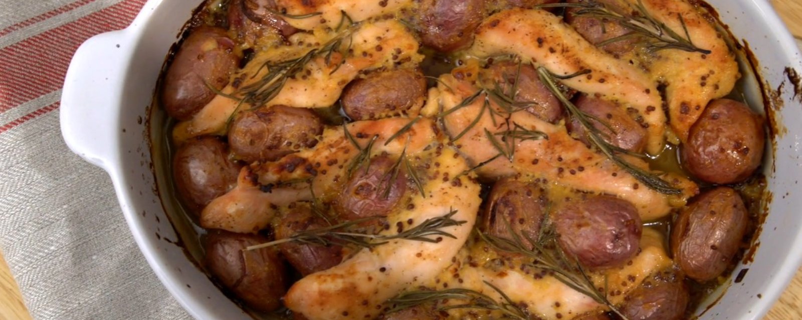 Un délice vous attend pour le souper : cette casserole de poulet, miel et moutarde est parfaite!