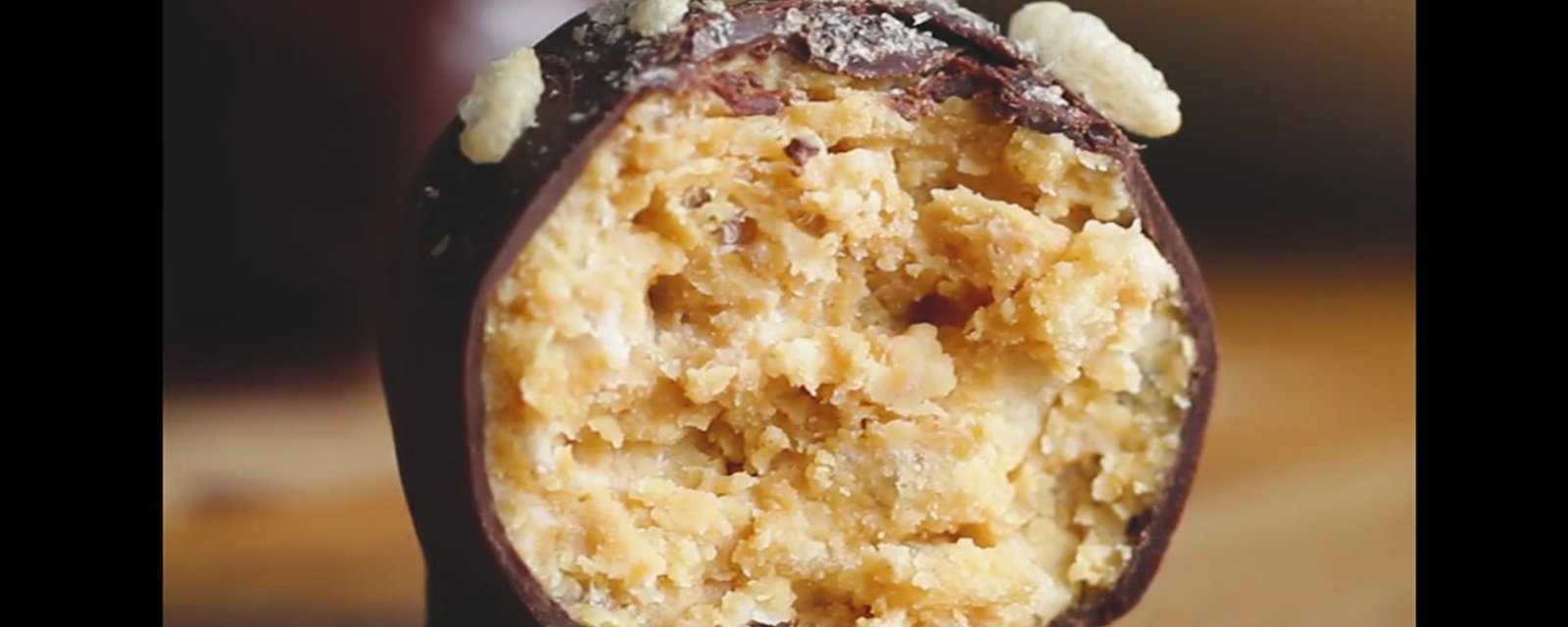 Avec ces 5 ingrédients, préparez-vous une gâterie au beurre d'arachides tout à fait savoureuse et SANS CUISSON!