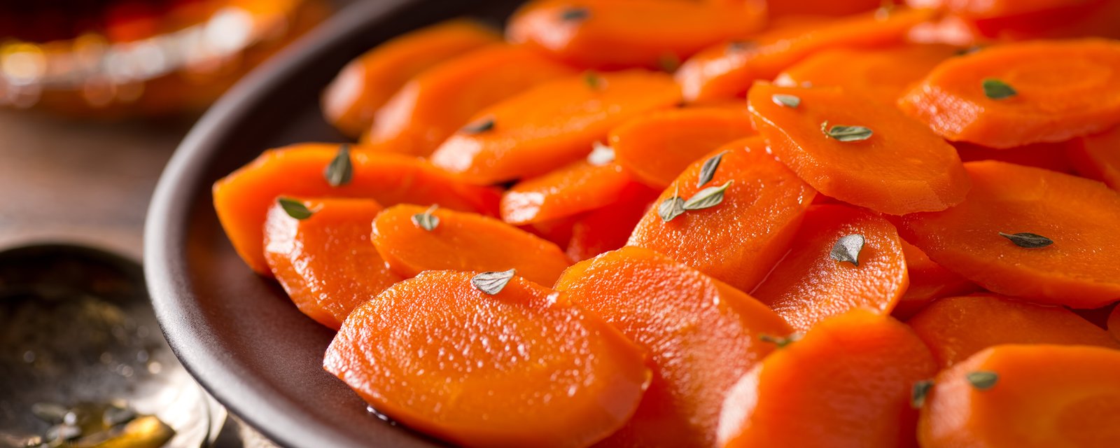 Fini les carottes plates... Ces carottes glacées à l'orange et au gingembre sont SAISISSANTES! 