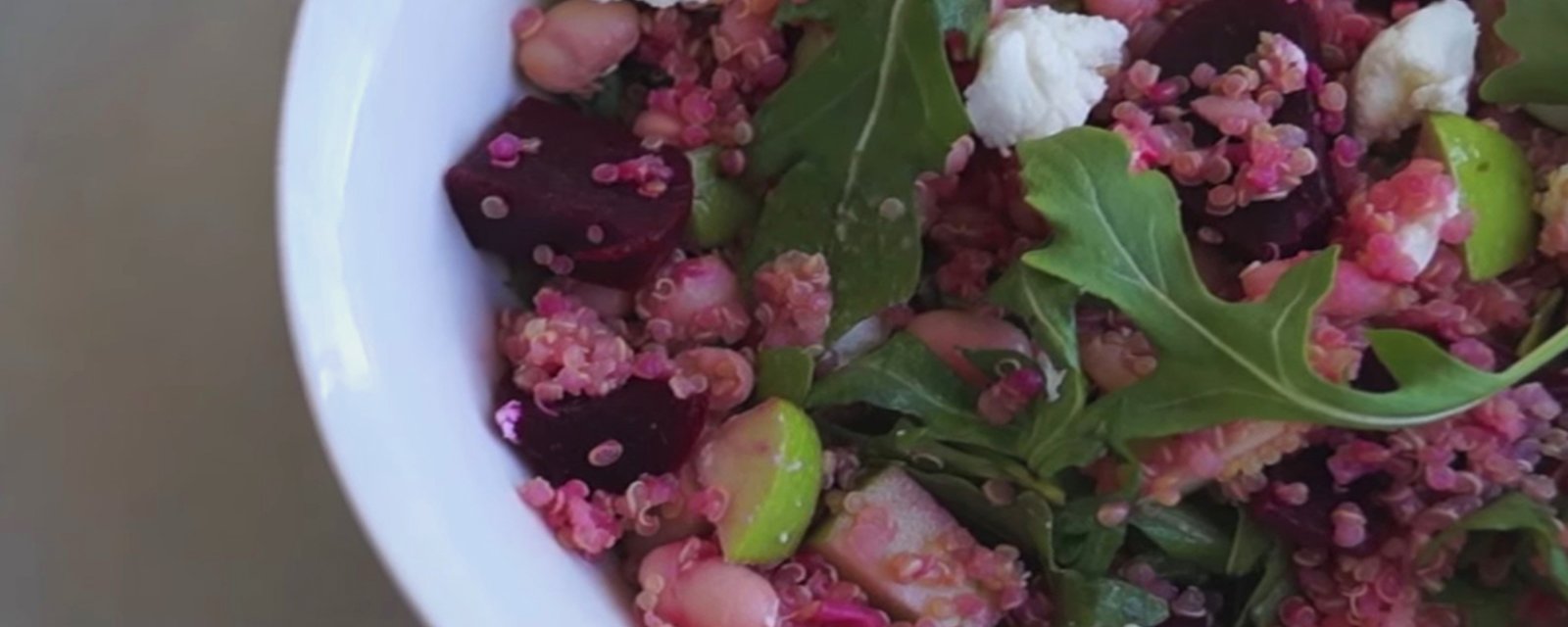 Envie de manger santé! Envie de manger végé!  Cette salade repas au quinoa, betteraves &amp;amp; chèvre pourrait vous charmer!