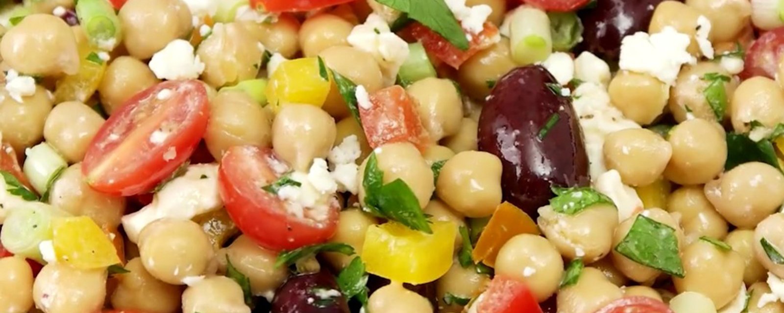 Manger santé n'aura jamais été aussi bon! Voici l'excellente salade de pois chiches méditerranéenne 