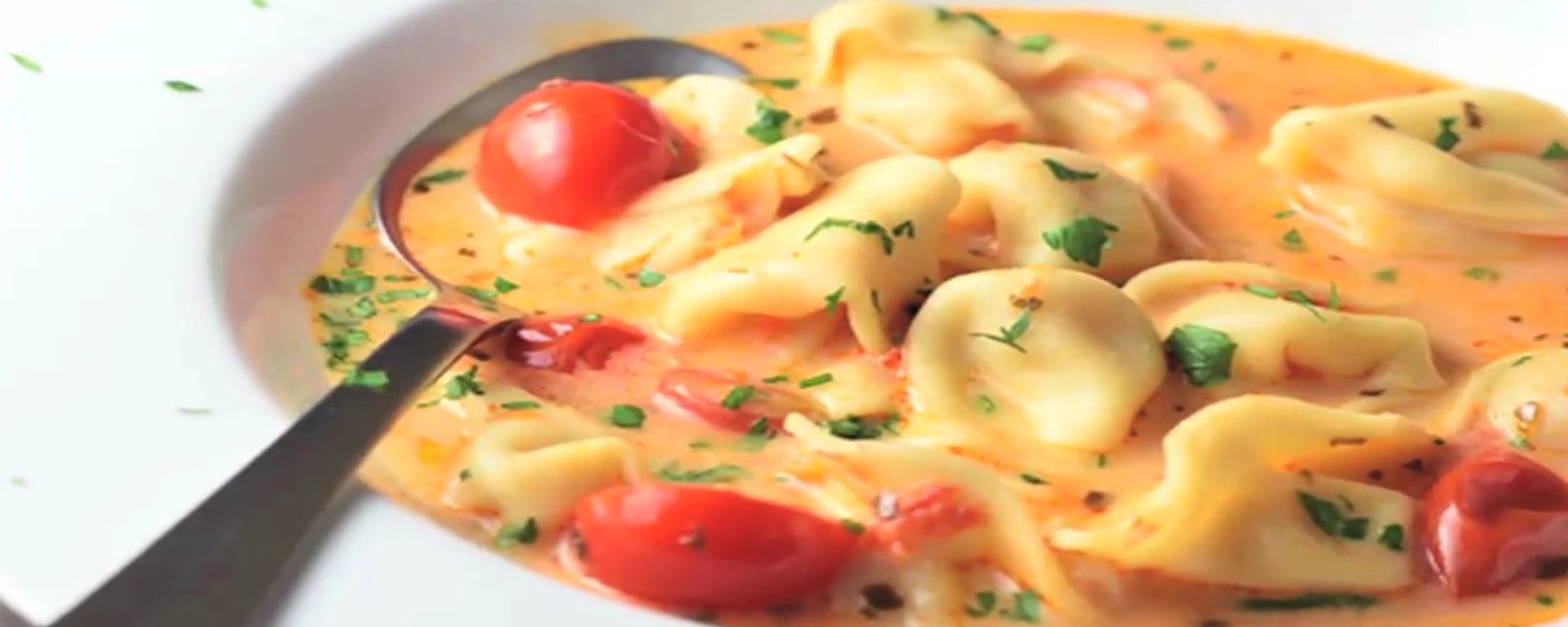 Peu de temps à passer en cuisine! Cette soupe aux tomates et tortellinis se prépare en un instant!