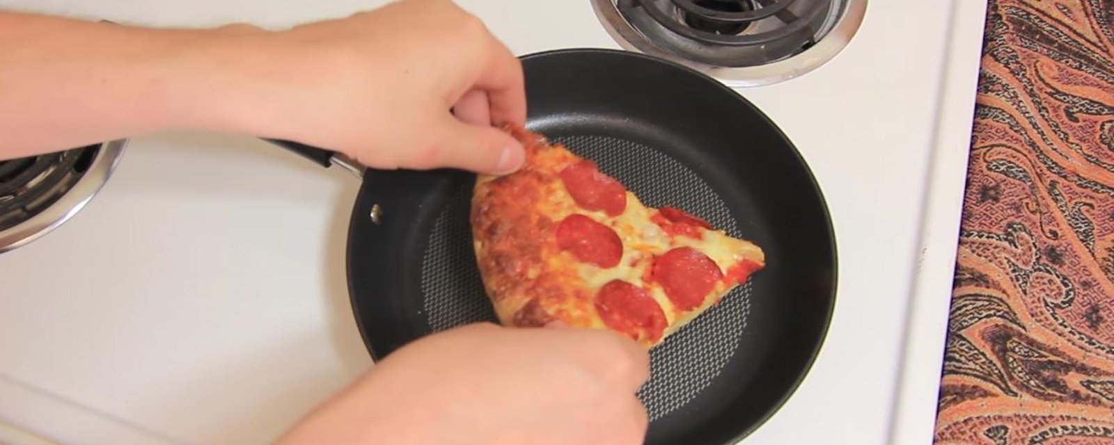 Une pointe de pizza dans une POÊLE, mais pourquoi?