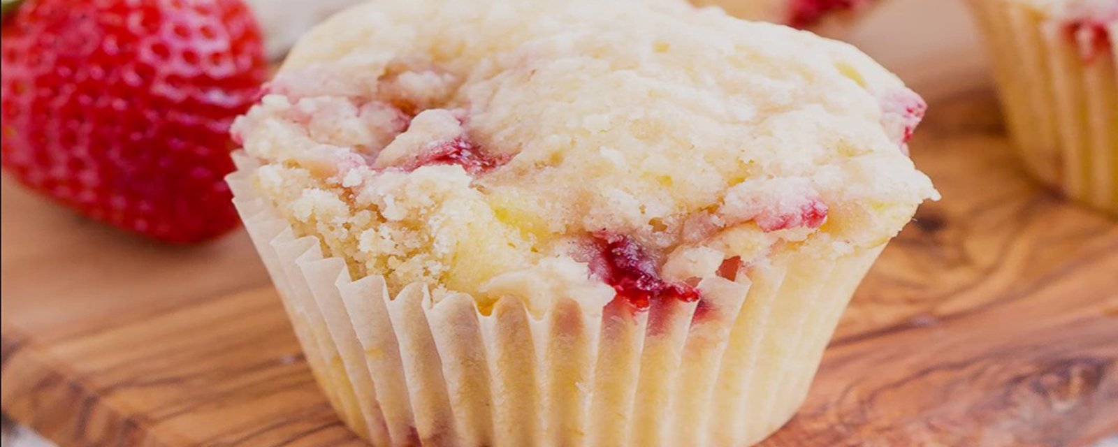 Le secret de leurs si BONS goûts....C'est ce CRUMBLE que l'on ajoute sur ces jolis muffins aux fraises et au babeurre!