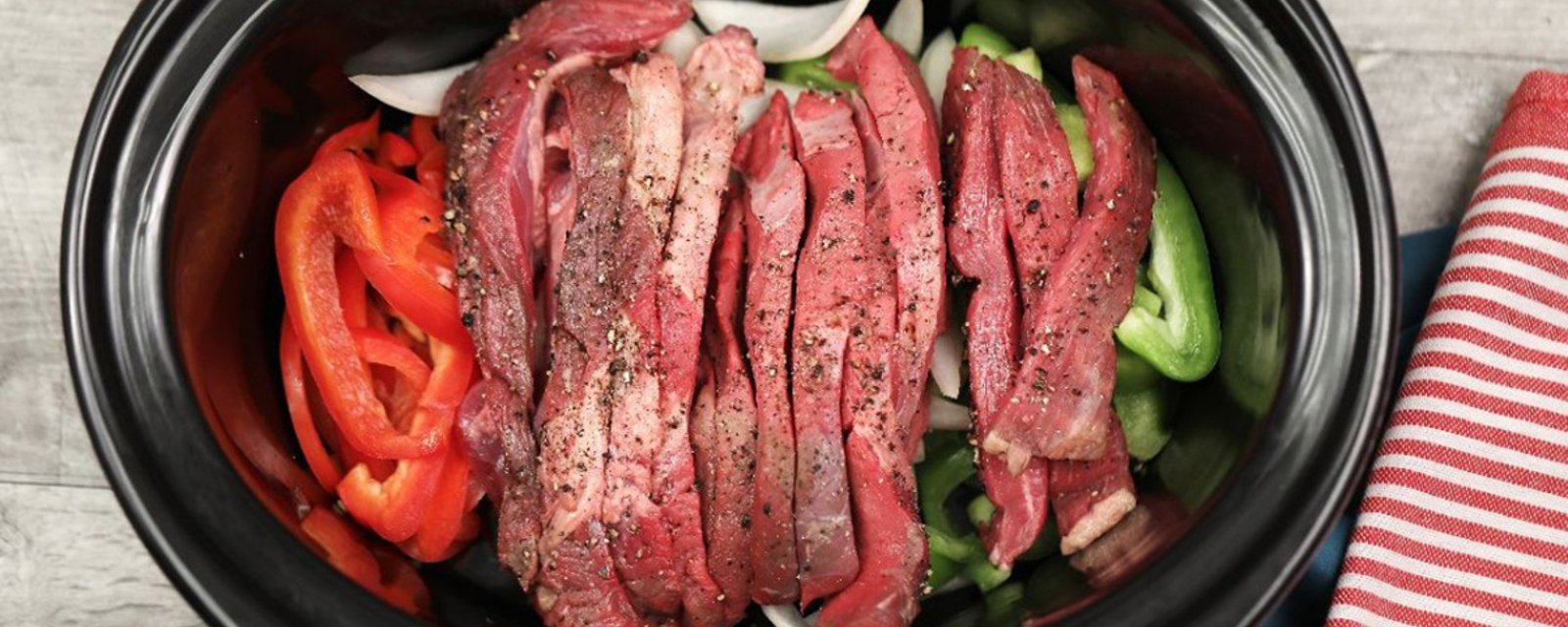 Des poivrons, des lanières de steak et un “pepper steak” digne du resto grâce à votre mijoteuse!
