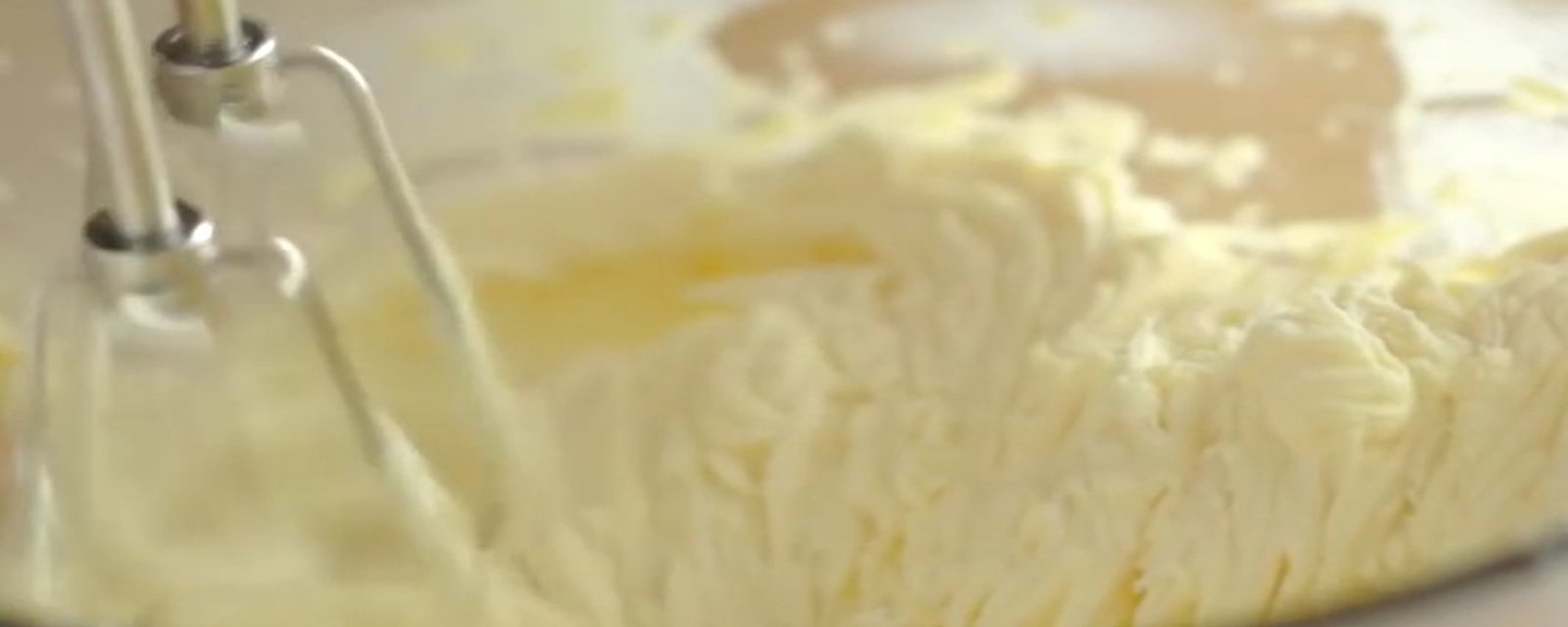 Cette crème au beurre est l'une des meilleures! Sans sucre à glacer, sans lait... ni oeufs!