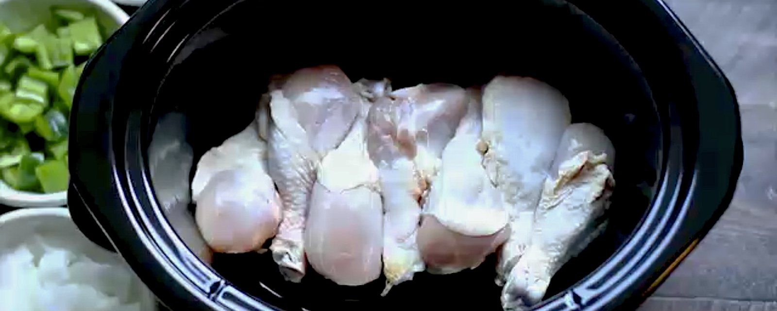 Regardez comment de simples pilons de poulet se transforment en merveilleux souper...