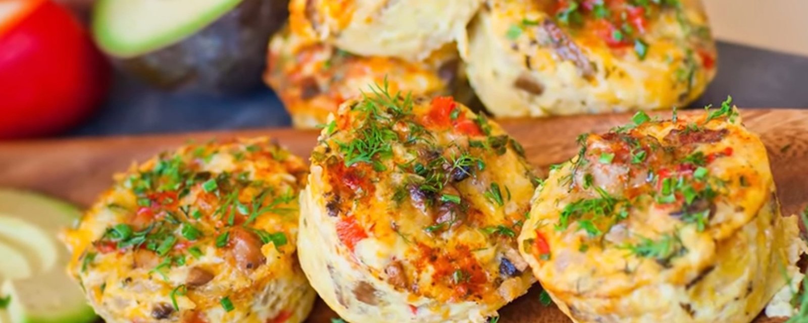 Ces délicieuses omelettes à la saucisse sur un nid de pommes de terre sont à tomber!