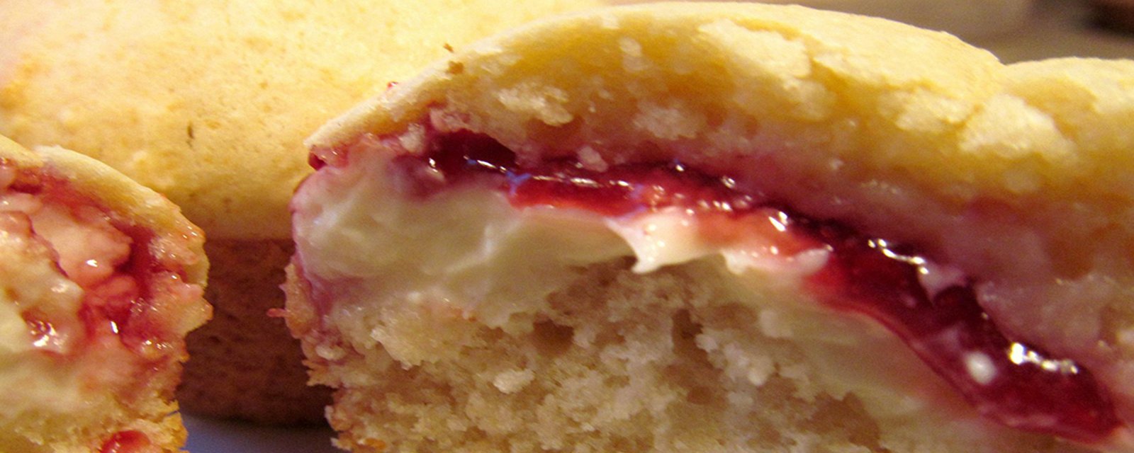 Laissez-vous charmer par ce muffin au fromage et à la confiture de framboise!