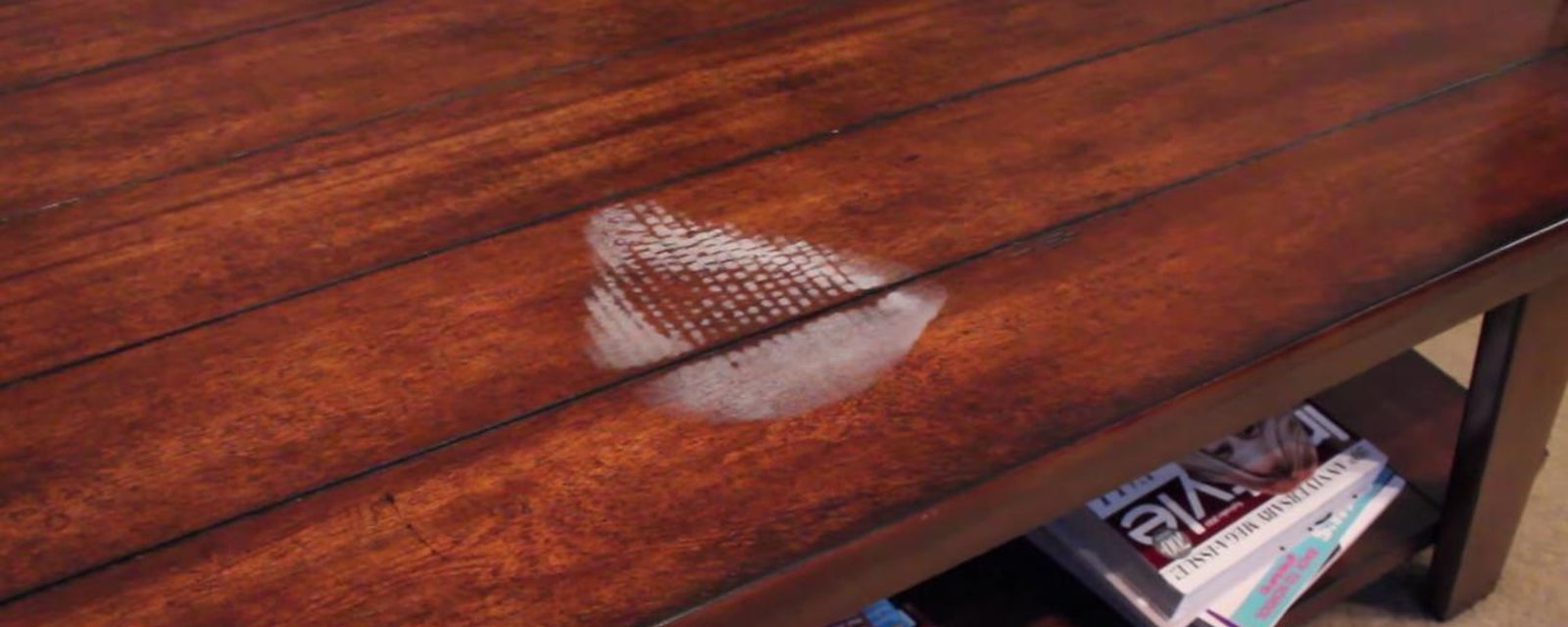 Comment enlever les taches d'eau et de chaleur sur vos meubles en bois