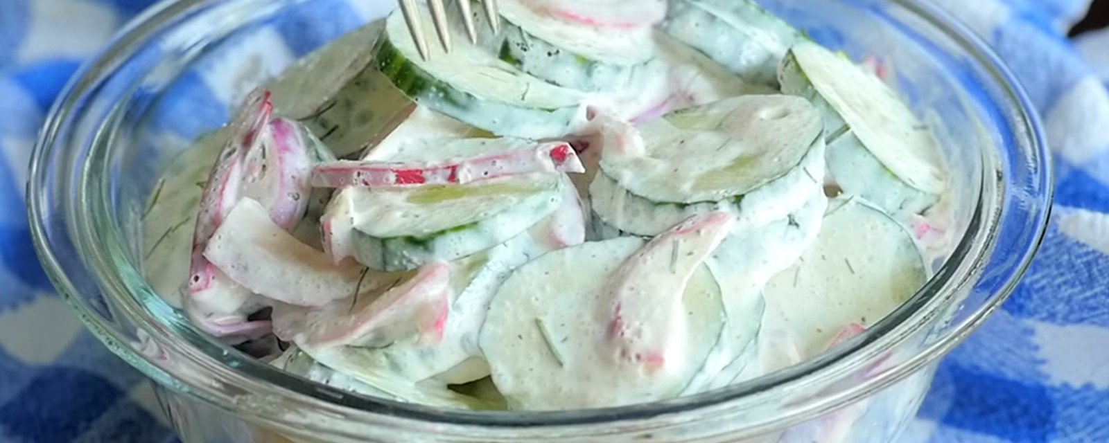 Salade de concombres et oignons rouges : la meilleure et la plus rapide de préparation!