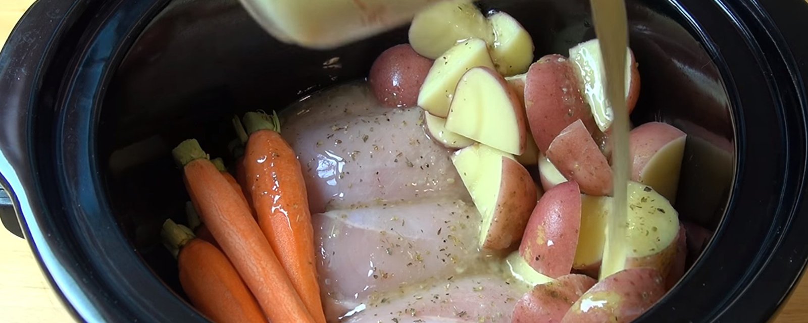 Poulet, pommes de terre et carottes à la mijoteuse, je vous garanti que chaque bouchée est délicieuse