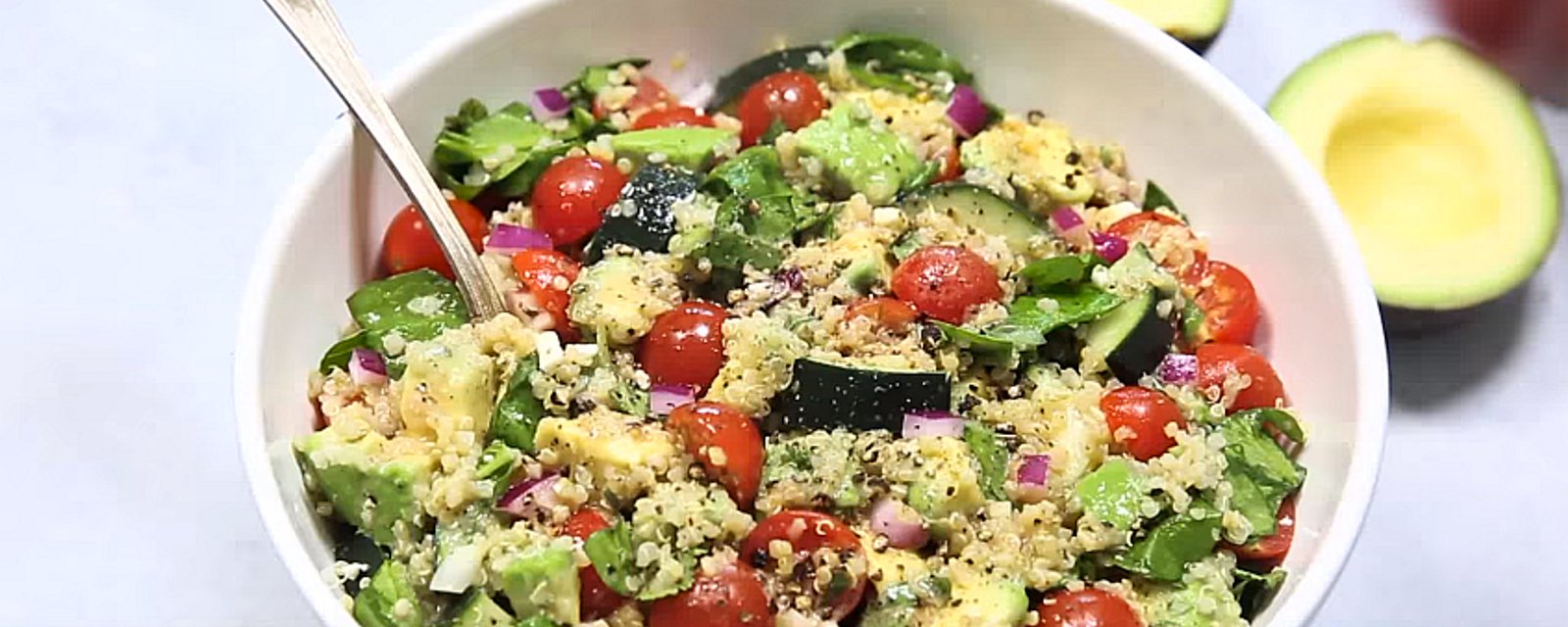 Salade de quinoa à l'avocat prête en seulement 15 minutes