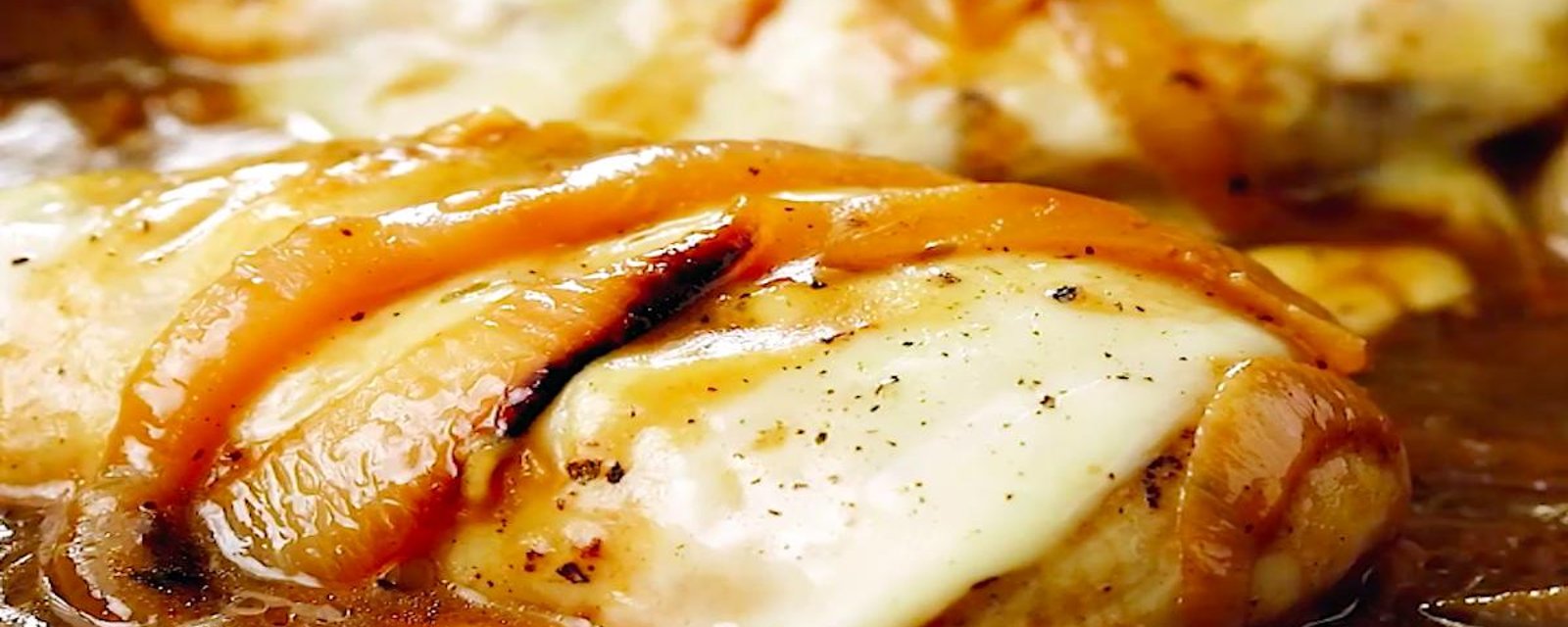 Poitrines de poulet, sauce aux oignons caramélisés et fromage fondu; la recette parfaite!