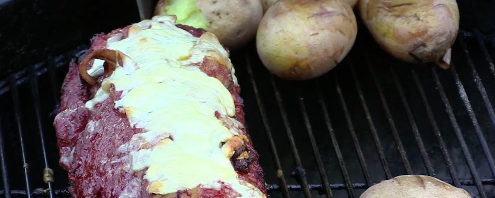 Cette recette au BBQ révolutionnera votre façon de préparer du pain de viande! Avec du bacon et du fromage, qui plus est!