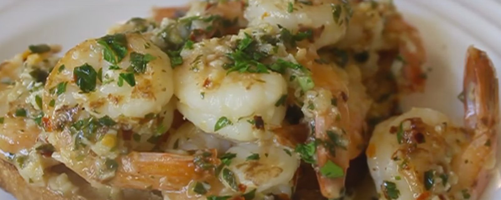 Ces crevettes à l'ail se cuisinent avec une cuillère à soupe de saumure de câpres qui change tout!