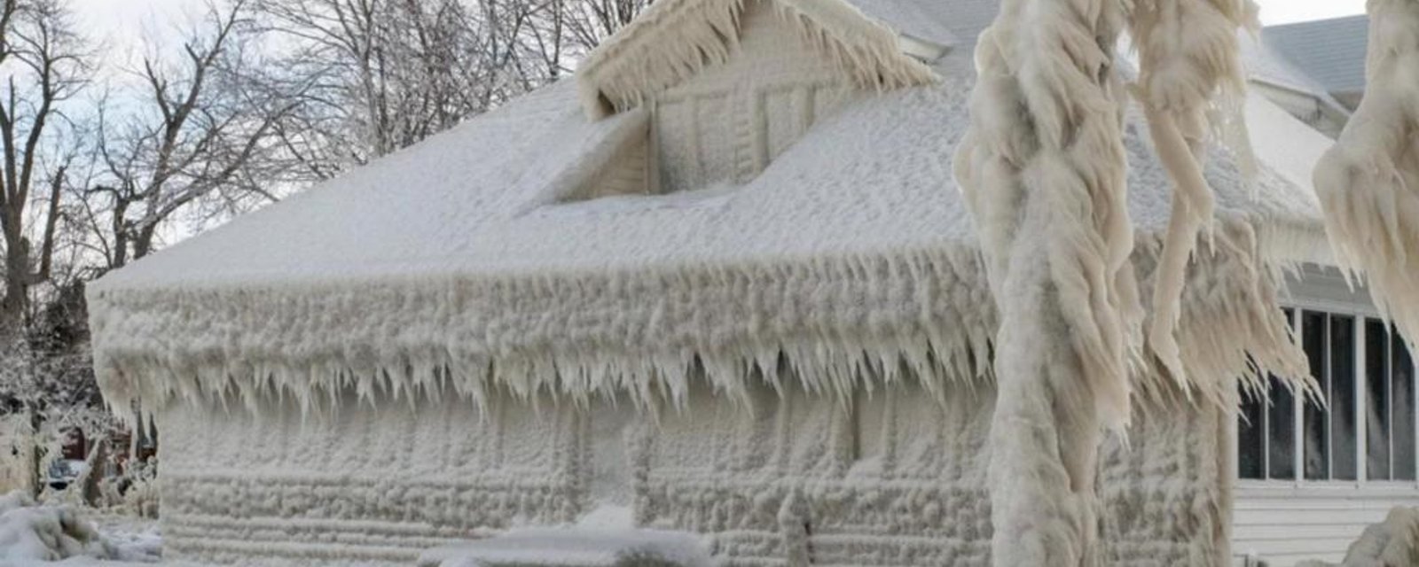 La température glaciale a transformé cette maison en gigantesque sculpture de glace