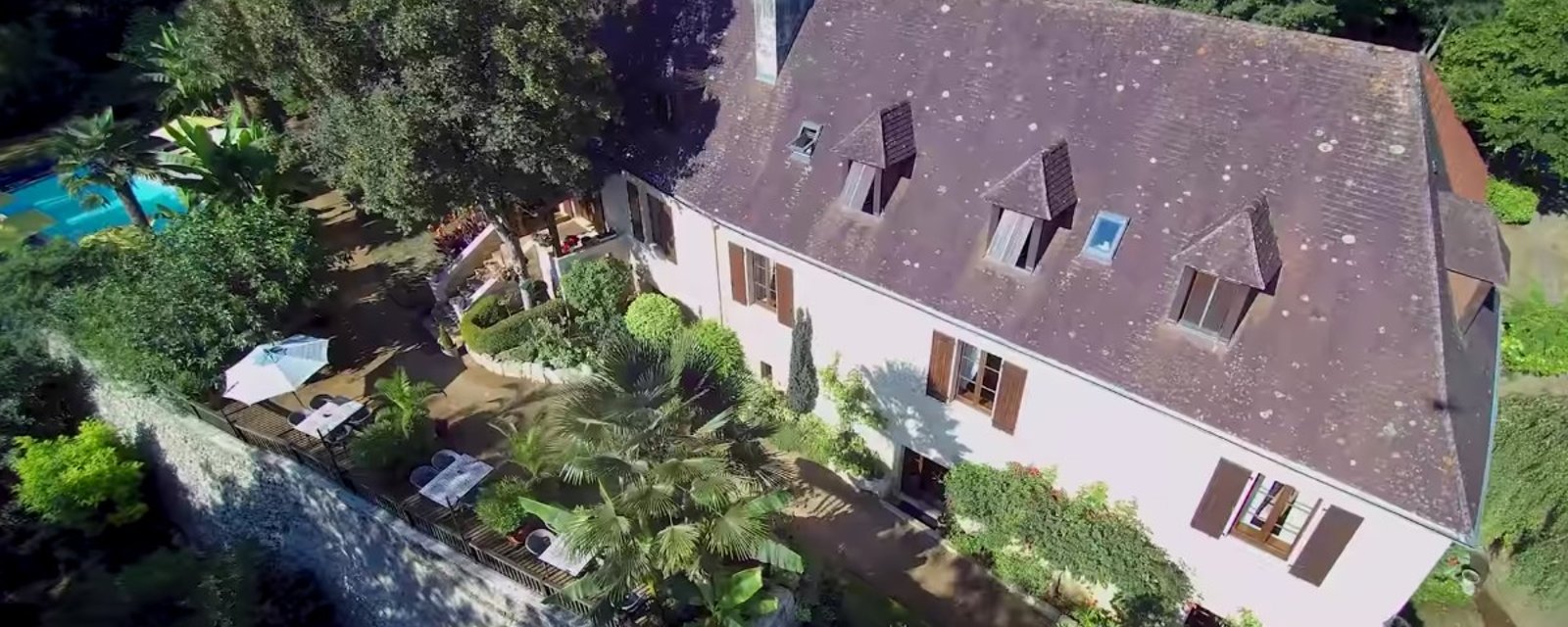 Un couple vend sa maison de 2 millions d'euros pour seulement 13 euros, or il y a un petit mais..