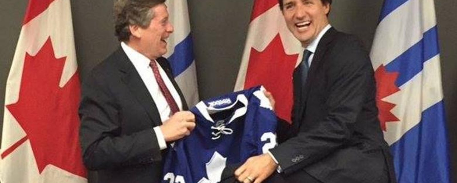 Justin Trudeau se fait offrir un chandail de Toronto, mais il montre qu'il est fan du CH!