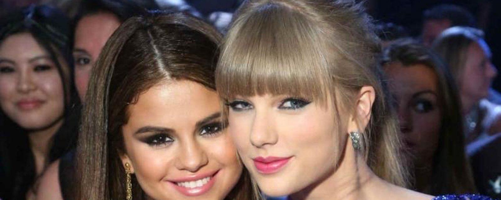 Les robes de Taylor Swift et Selena Gomez ont volé la vedette sur le tapis rouge des Grammys