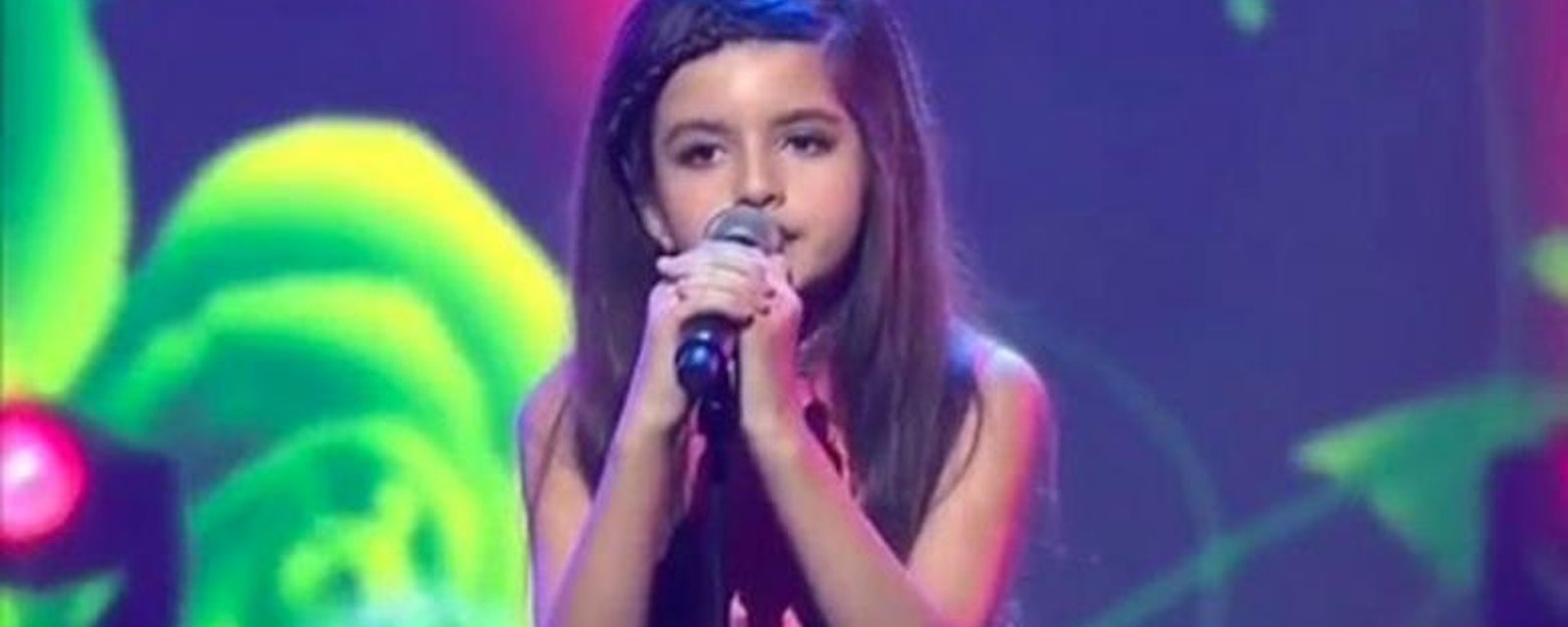 Elle n'a que 9 ans, mais lorsqu'elle commence à chanter, sa voix est sensationnelle!