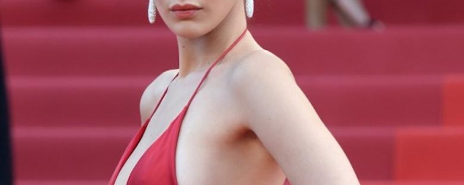 Une star se présente (presque) nue sur le tapis rouge de Cannes...