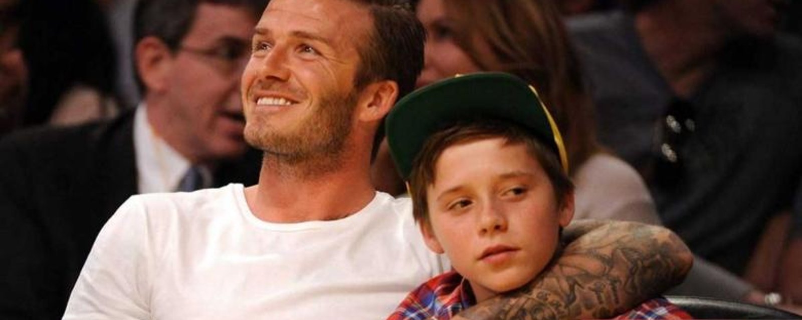Le fils de David Beckham est maintenant un homme... Il est sexy comme tout!