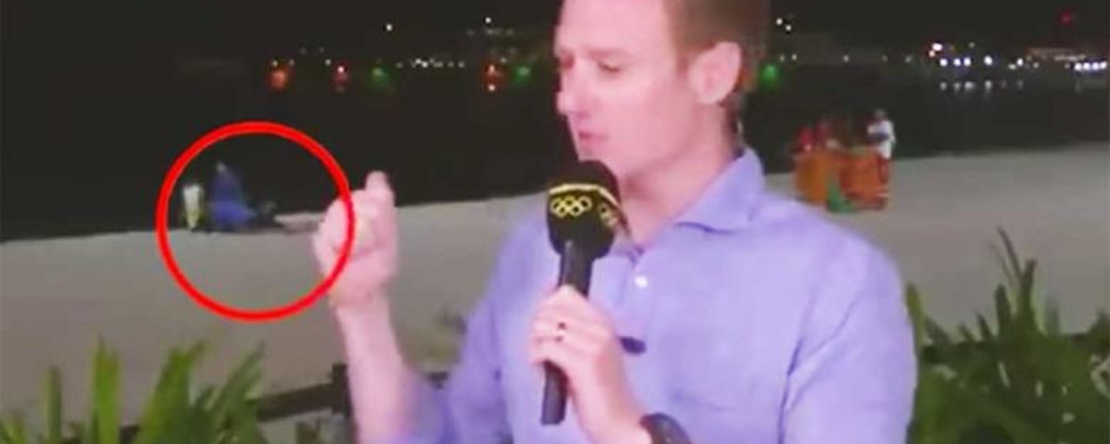 Gros malaise en direct à Rio! Mais que fait ce couple sur la plage derrière le journaliste?