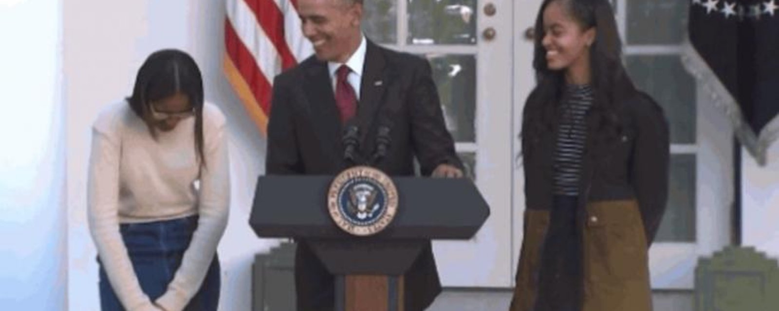 Obama fait une blague imprévue pendant une conférence de presse! 