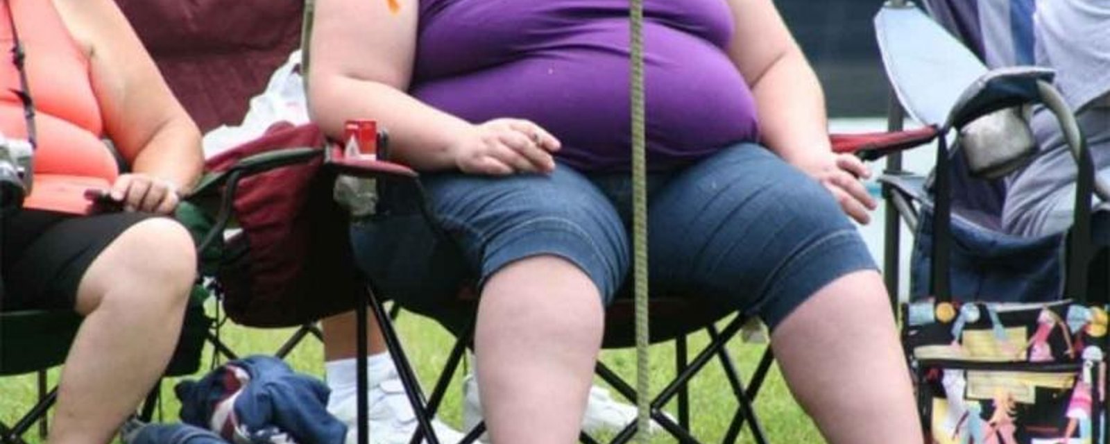 Une femme obèse s'assoit à côté de lui et il est dégoûté... Mais il aura toute une leçon!