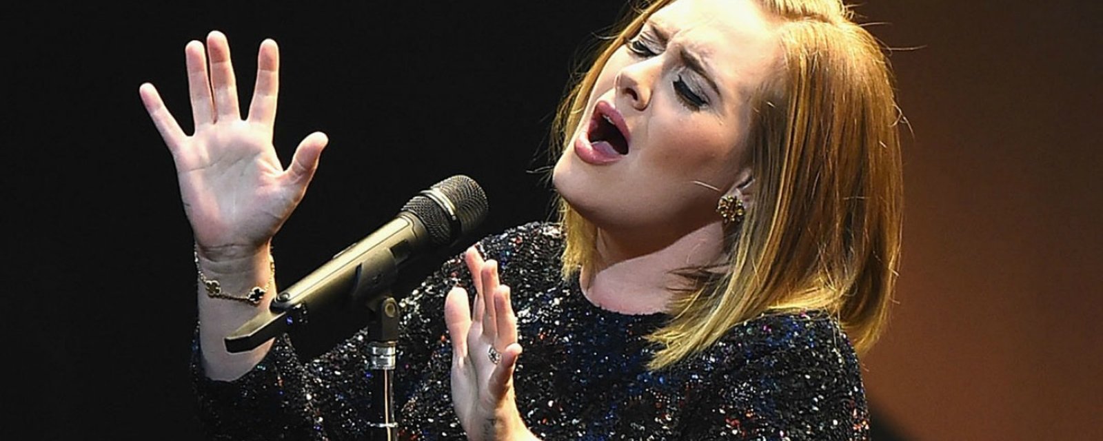 Vidéo – Adele rend un vibrant hommage à Amy Winehouse durant un spectacle
