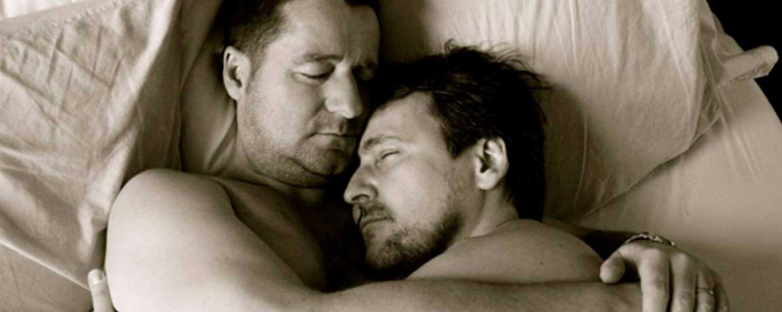 Une photo sensuelle de Guy A. Lepage et Dany Turcotte leur cause une mauvaise surprise!