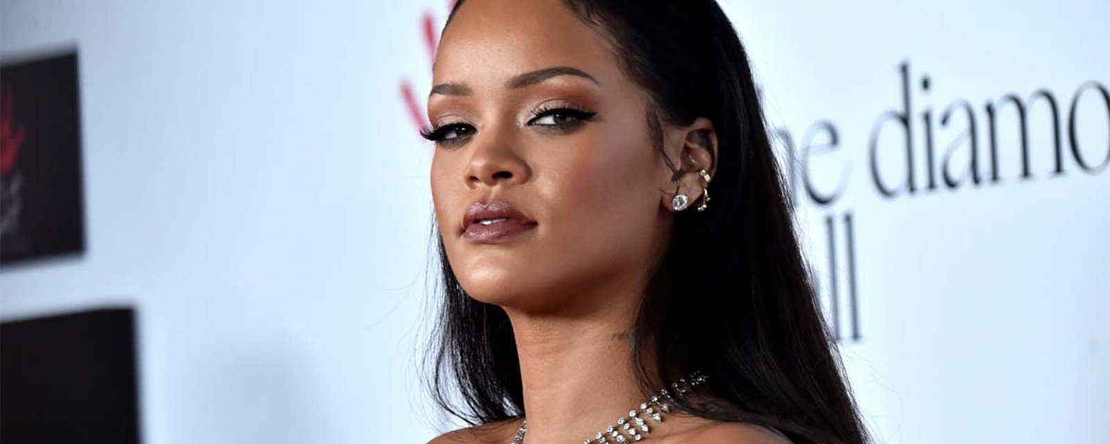 Rihanna change drastiquement de look... elle ne ressemble plus à ça du tout!