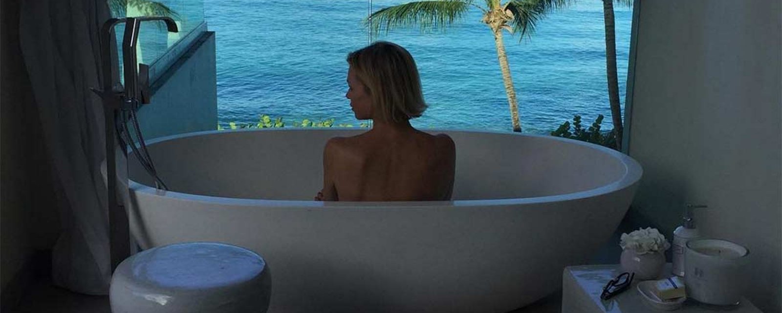 Caroline Néron est plus sexy que jamais, en bikini sur la plage...
