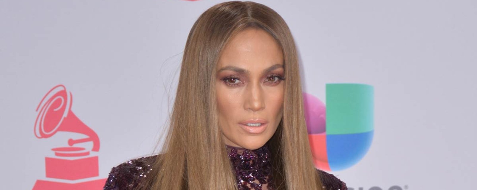 Jennifer Lopez crée toute une commotion avec sa tenue transparente sur le tapis rouge d'un important gala!
