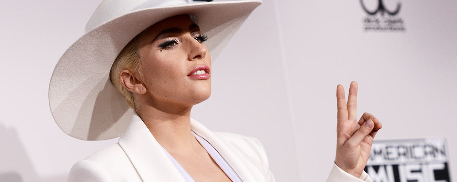 Lady Gaga et son décolleté en mettent plein la vue aux American Music Awards!