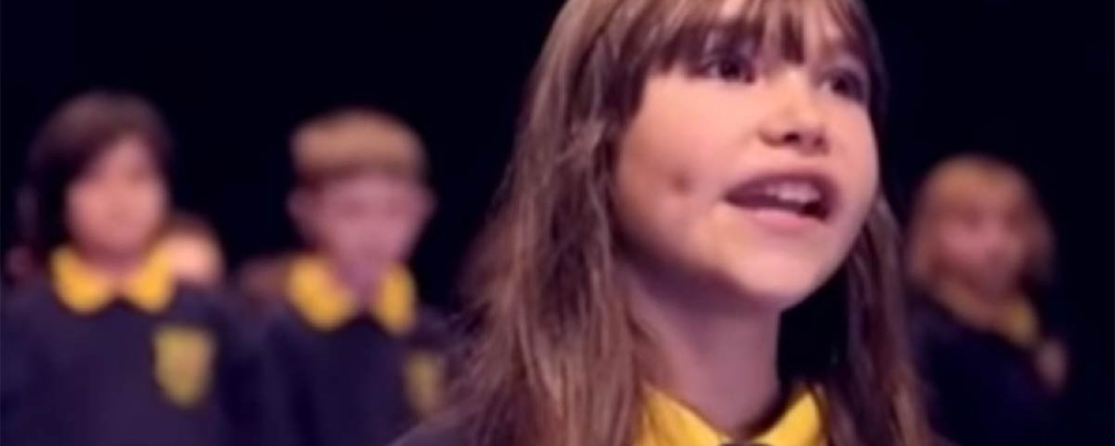 Une jeune fille autiste de 10 ans éblouit la planète en chantant Hallelujah de Leonard Cohen!
