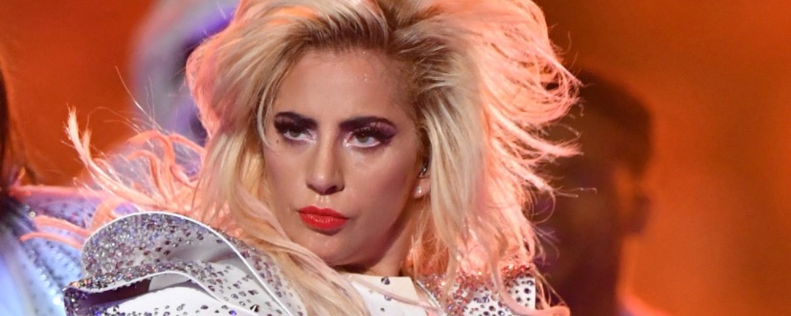 Lady Gaga répond aux mauvaises langues qui critiquent son ventre! 