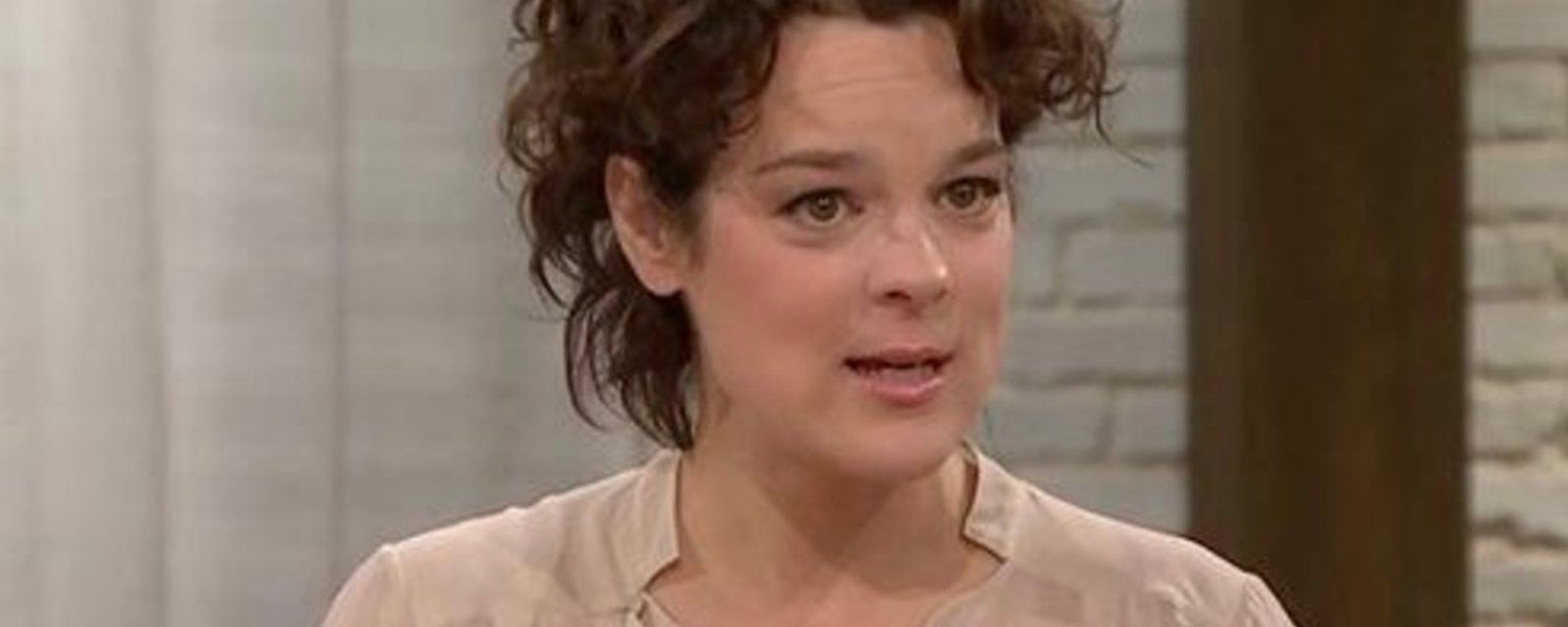 Hélène Bourgeois-Leclerc est à couper le souffle sur le tapis rouge de “De père en flic 2”