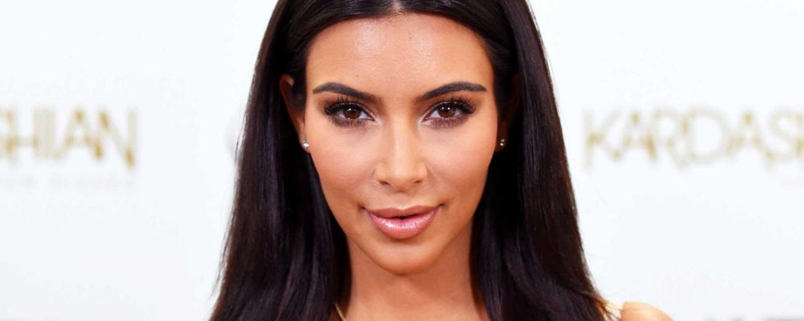Kim Kardashian et sa poitrine sèment la controverse sur le web... le plus petit haut qu'on ait jamais vu!